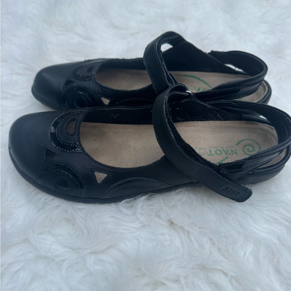 Black shoes by Naot.  Size 41. - Picture 3 of 5